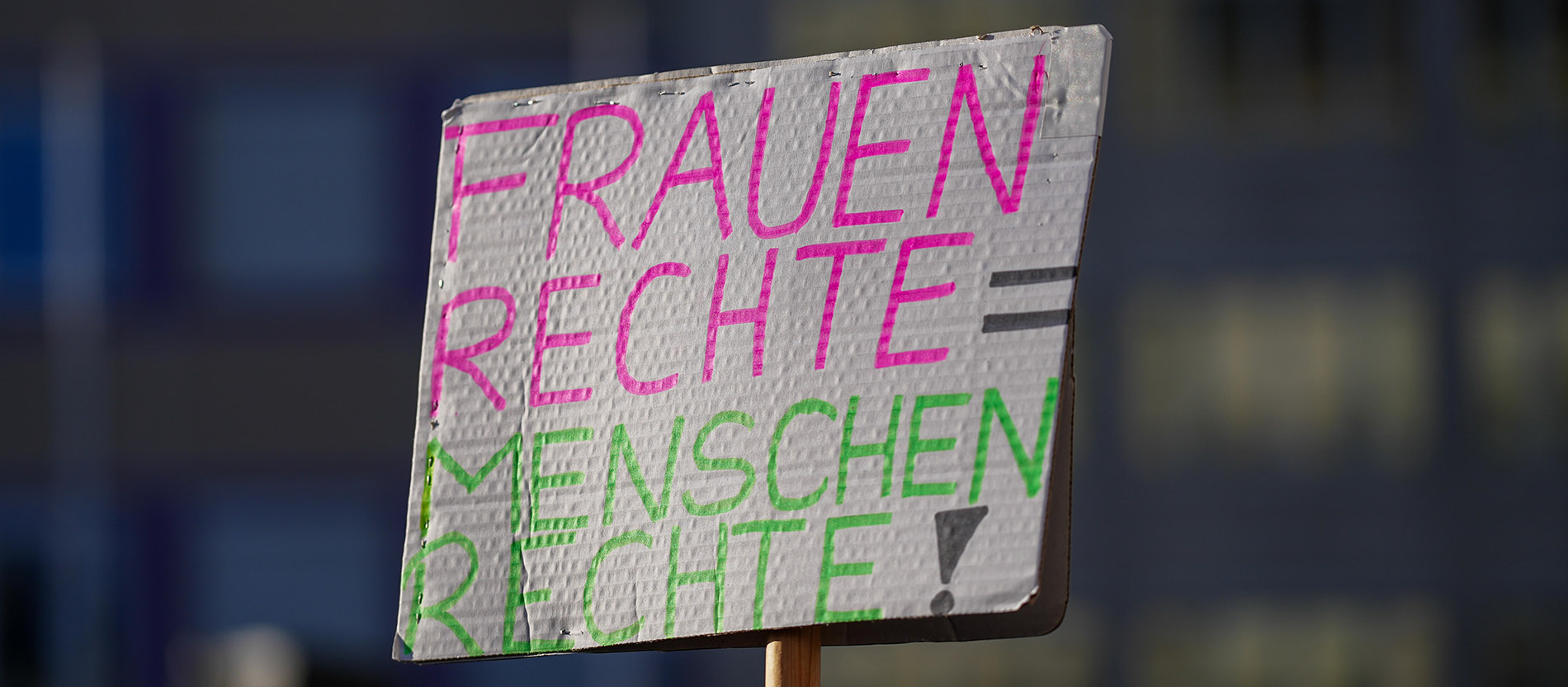 Ein Plakat mit der Aufschrift Frauenrechte gleich Menschenrechte