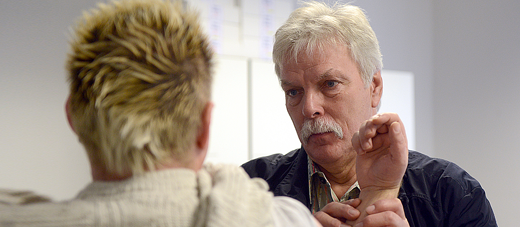 Ein Arzt untersucht ehrenamtlich einen Obdachlosen.