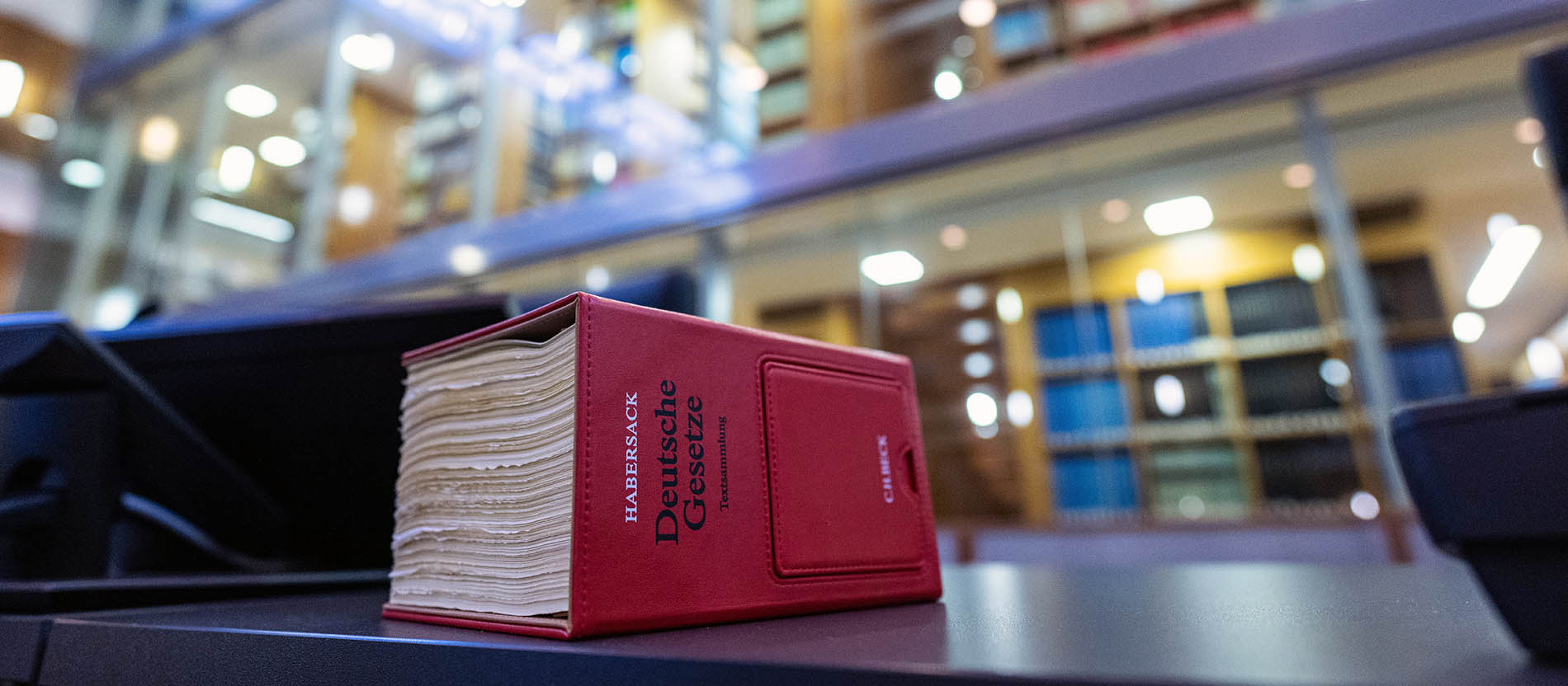 Die Gesetzessammlung Habersack liegt auf dem Richtertisch