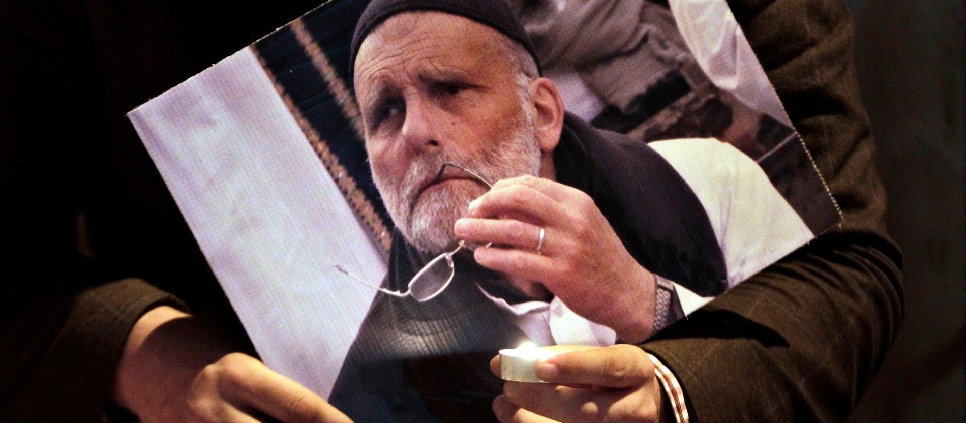 Mit einer Kerze und einem Bild vom Jesuitenpfarrer wird an Paolo Dall'Oglio gedacht.