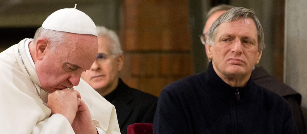 Papst Franziskus betend. Neben ihm ein Angehöriger eines Opfers der Mafia.