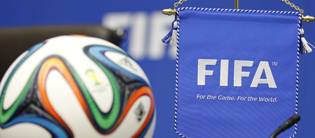 Ein Wimpel des Fußballweltverbandes FIFA.
