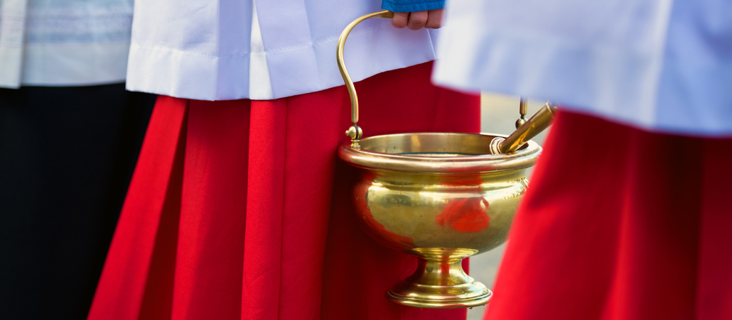 Bis Ostern wird auch kein Weihwasser in den Kirchen zu finden sein. Erst in der Osternacht wird neues Wasser geweiht.