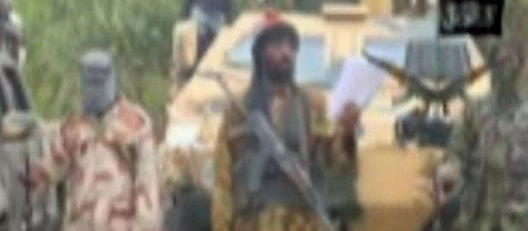 Ausschnitt aus einem Bekennervideo der radikalislamischen Sekte Boko Haram, in dem deren Anführer (M.) die Geiselnahme von rund 200 Mädchen bestätigt.