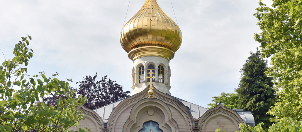 Eine Kirche mit goldener Kuppel.