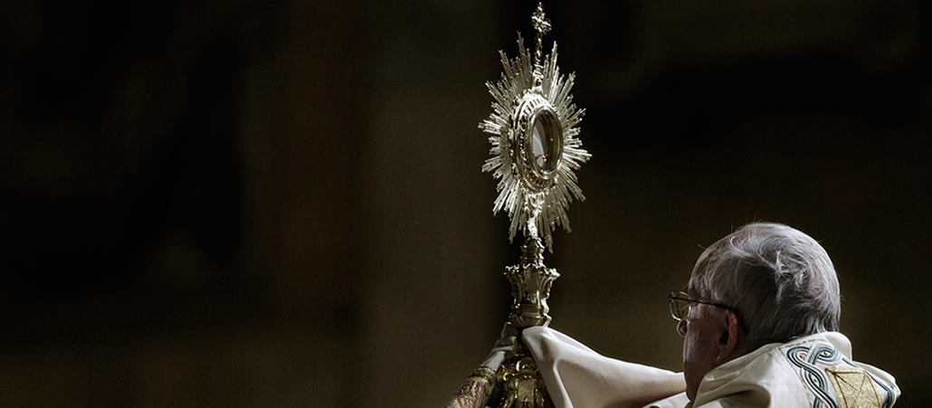 Das Velum kann verschiedene Funktionen haben. So kann es als Seiden- oder Leinentuch liturgische Gefäße, aber auch Ikonen und Reliquien bedecken oder verhüllen. Ein Priester kann es aber auch als Schultertuch tragen, wenn er die Monstranz ergreift, um den Segen zu spenden. Außerdem kann es als Fastentuch dienen, das während der Fastenzeit in der Kirche hängt.