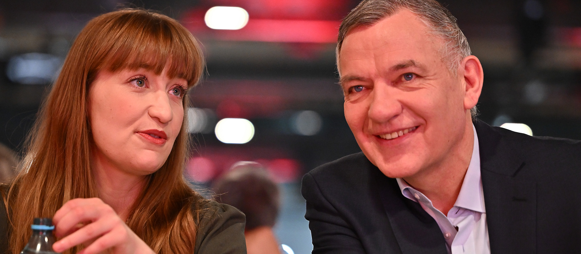 Heidi Reichinnek (links), Spitzenkandidatin der Partei Die Linke zur Bundestagswahl 2025, und Jan van Aken (2. v. links), Bundesvorsitzender der Partei Die Linke.