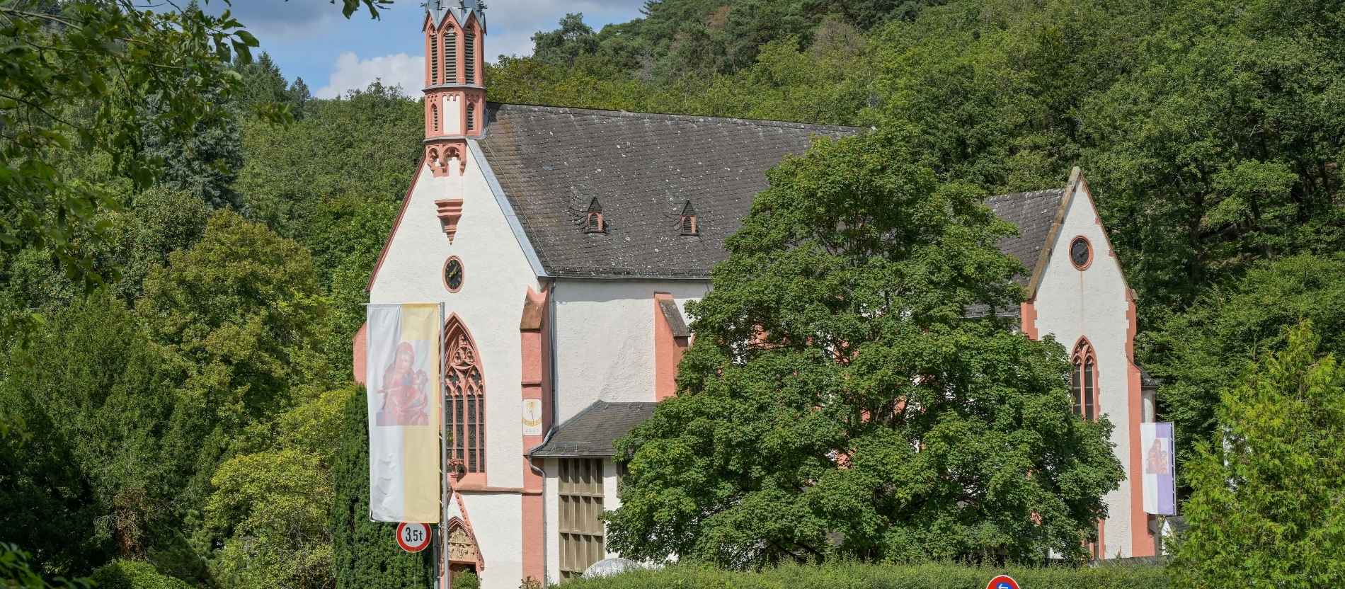 Das kleine Kloster liegt umgeben von Bäumen.