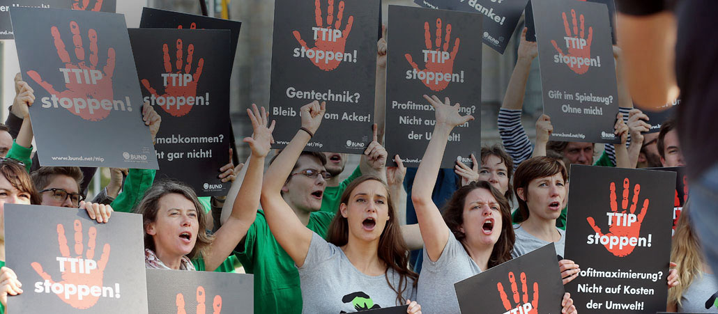 Demonstraten protestieren gegen das geplante TTIP-Freihandelsabkommen zwischen Eruopa und den USA.
