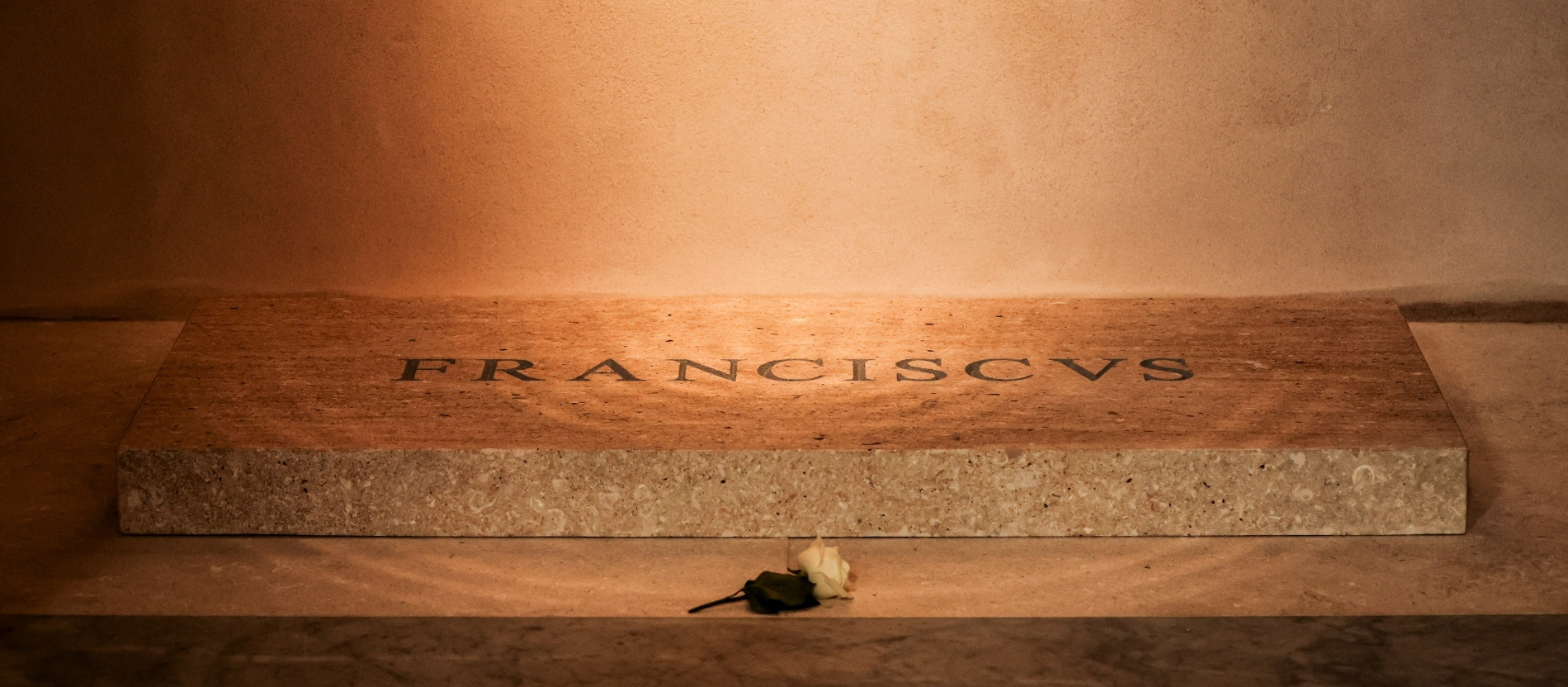 Schlechte Typographie: Kritik an Inschrift auf Franziskus-Grab