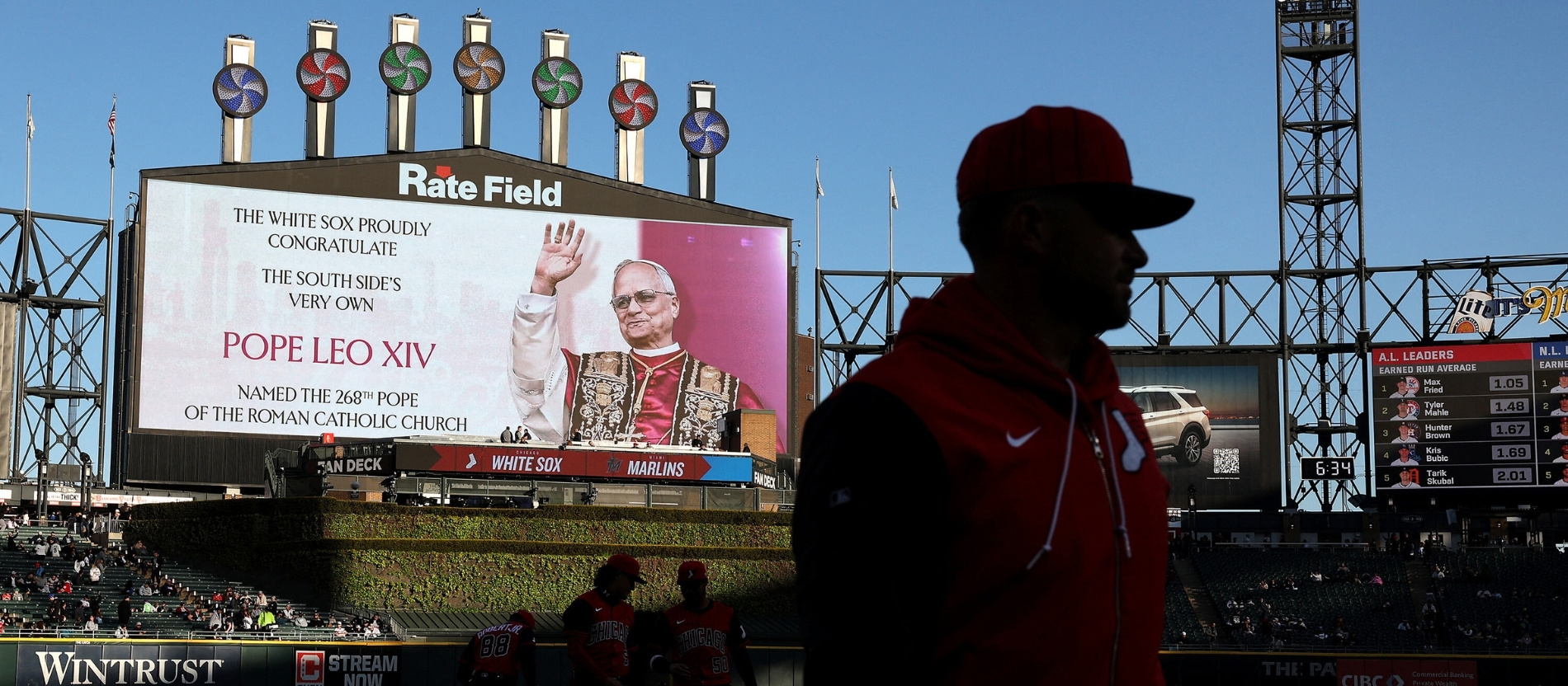 Leos Lieblingsmannschaft gibt Papst-Baseball-Mitren heraus