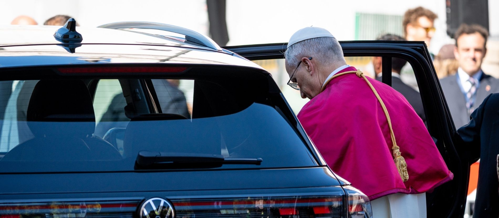 Papst Leo steigt in einen dunklen Volkswagen