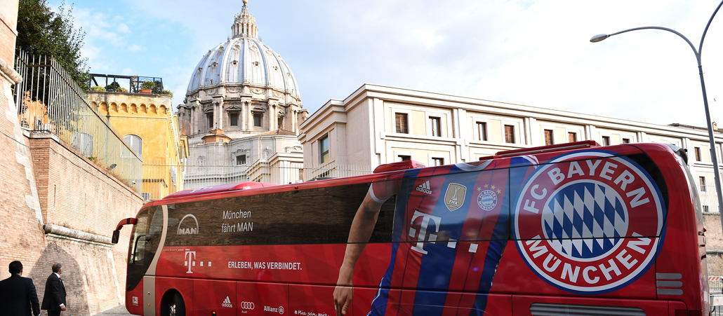 Der Bus des FC Bayern München fährt in Richtung Petersplatz.