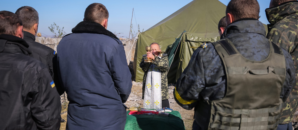 Ein Priester feiert einen Feldgottesdienst mit Soldaten in der Ukraine.