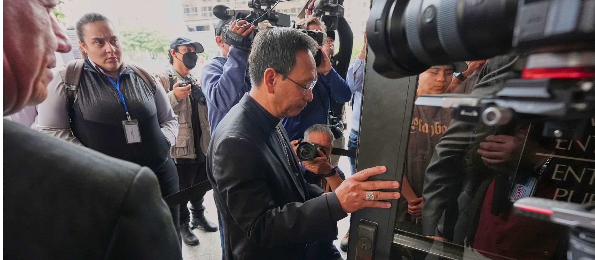 Bischof Michael Pham betritt ein Gerichtsgebäude in San Diego