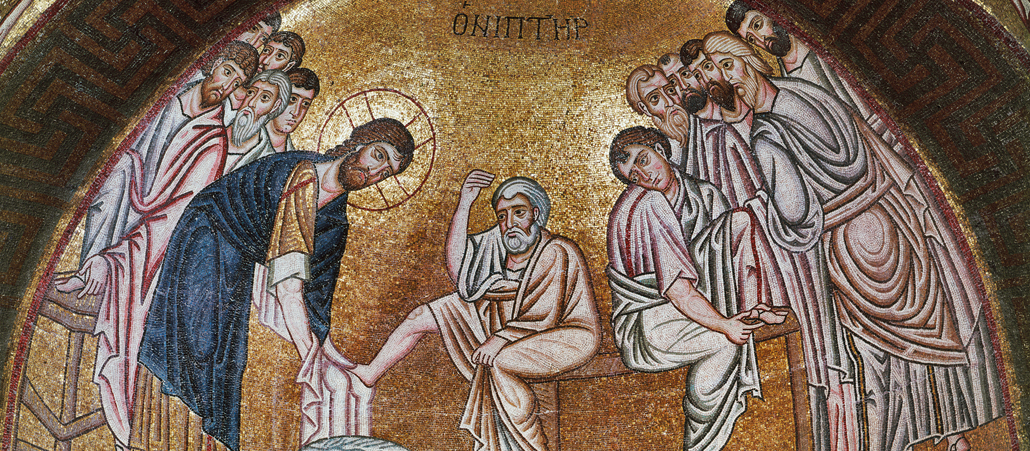 Am Tag des letzten Abendmahls hat Jesus den Jüngern die Füße gewaschen. Dieser Ritus findet auch heute noch statt, wenn der Priester Gottesdienstbesuchern die Füße wäscht.