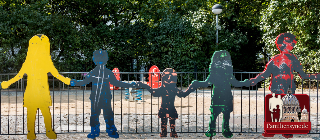 Figuren an einem Kinderspielplatz.
