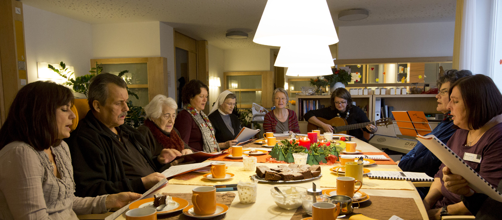 Bewohner des Hospizes Sankt Martin in Stuttgart und Angehörige singen in der Adventszeit.