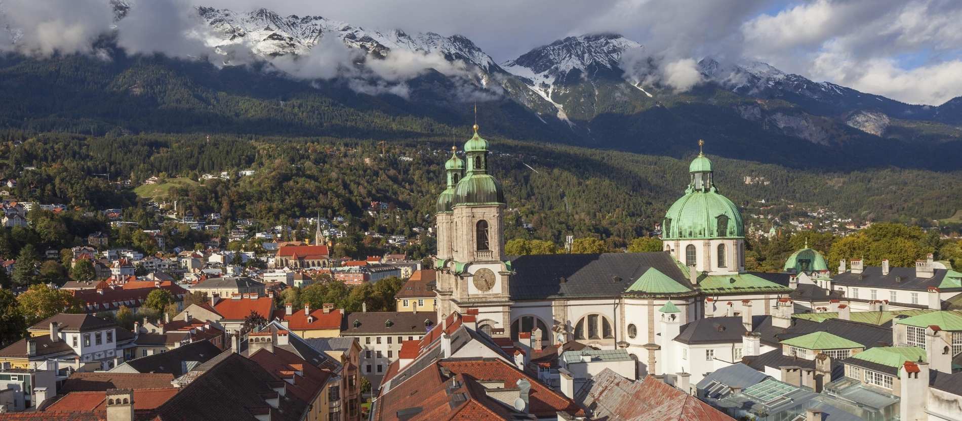 Blick auf Dom St. Jakob und Berge der Nordkette des Karwendel in Innsbruck