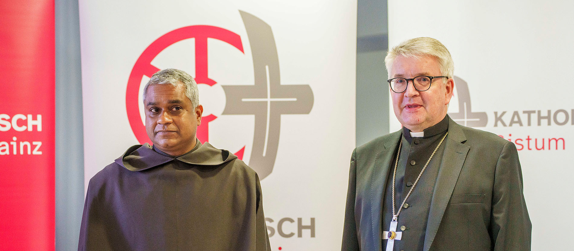 Joshy George Pottackal (l), ernannter Weihbischof in Mainz, und Peter Kohlgraf, Bischof von Mainz, stehen bei der Vorstellung von Pottackal vor den Medienvertretern und Vertretern des Bistums.