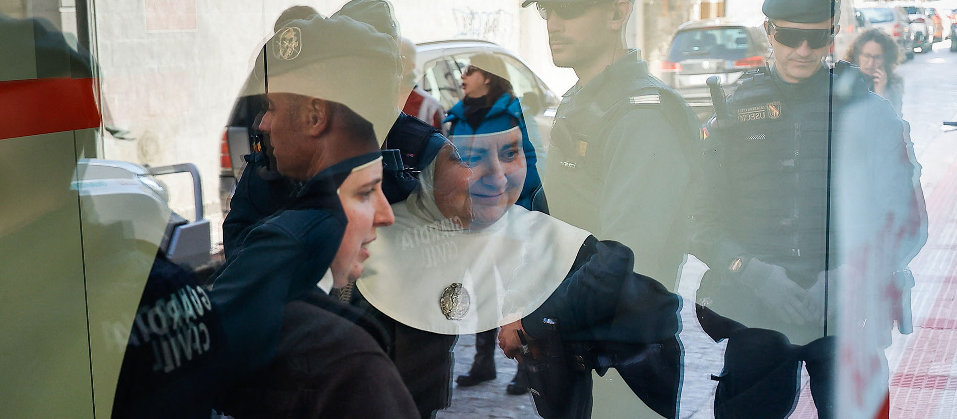 Zwei der schismatischen Klarissen spiegel sich in einem Fenster vor dem Gericht von Briviesca