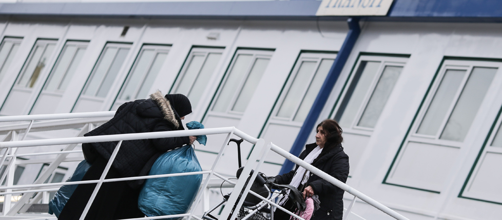 Flüchtlinge ziehen in Hamburg im Hamburger Binnenhafen auf das Wohnschiff "Transit" ein.