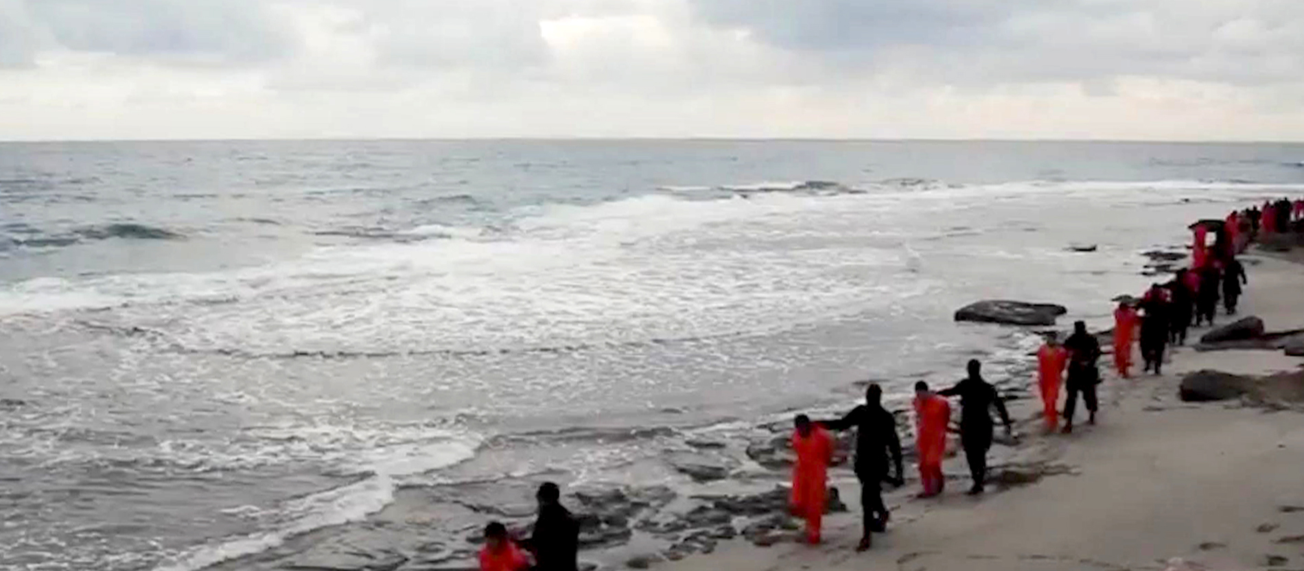In einem Propagandavideo des "Islamischen Staates" werden 21 koptische Christen zu ihrer Hinrichtung geführt.