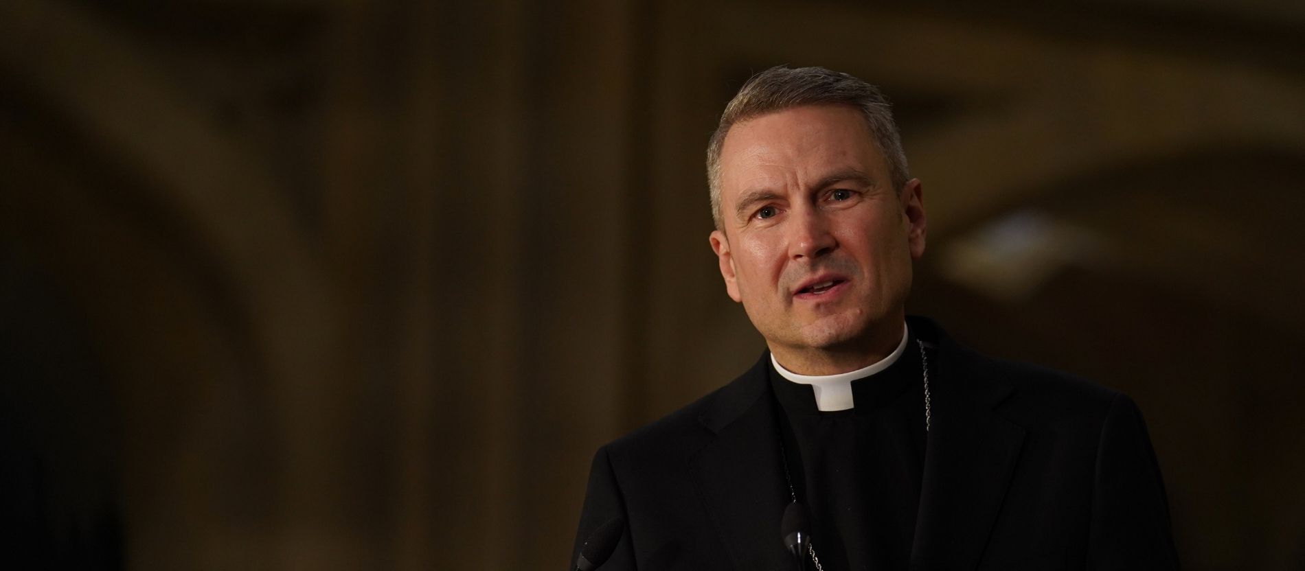 Ronald Hicks spricht in einer Kirche