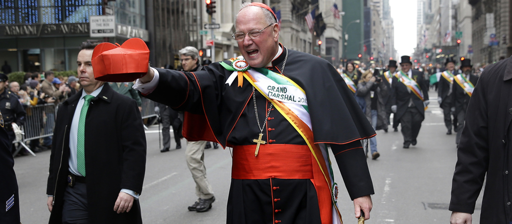 Der New Yorker Erzbischof, Kardinal Timothy Dolan, läuft als Großmarschall bei der Parade zum St. Patrick's Day mit.