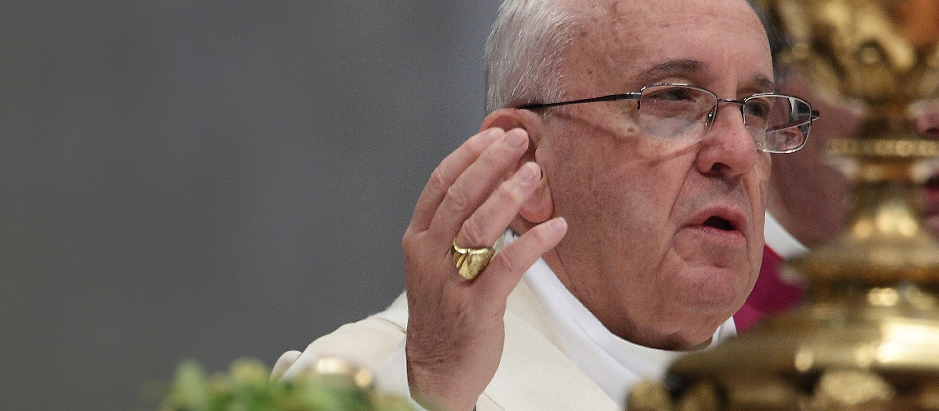 Mit dem Fischerring sah man Papst Franziskus vor allem zu Beginn seiner Amtszeit, wie hier im Jahr 2015 bei der Ernennung von Gregor von Narek zum Kirchenlehrer.