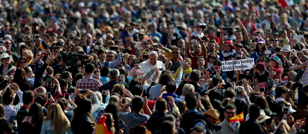 Papst Franziskus umringt von tausend Menschen