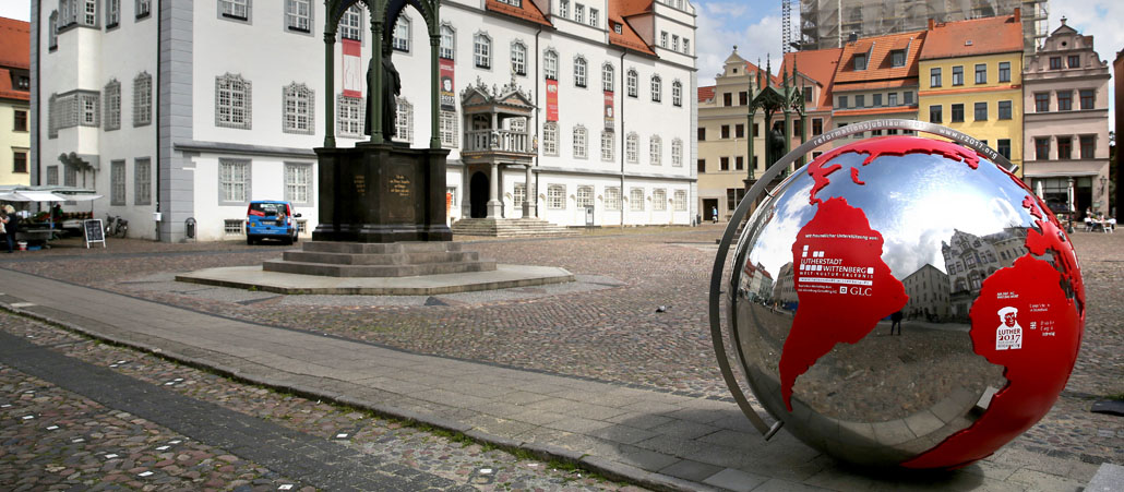 Eine verglaste Weltkugel auf einem Platz in einer Stadt