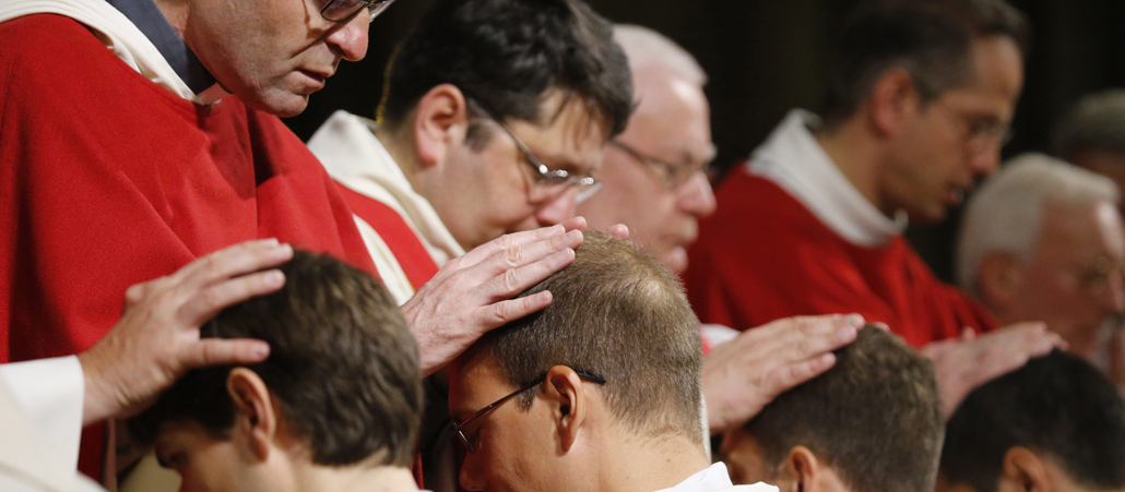Bischöfe weihen Priester.