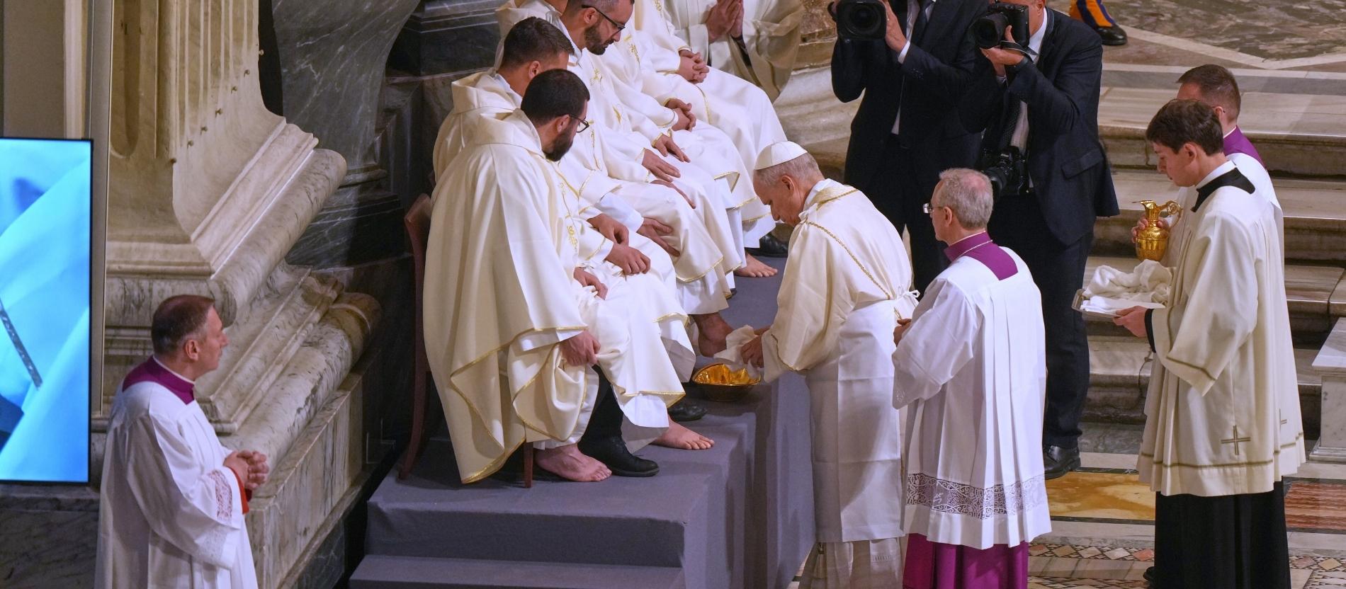 Papst Leo XIV. wäscht zwölf Priestern die Füße