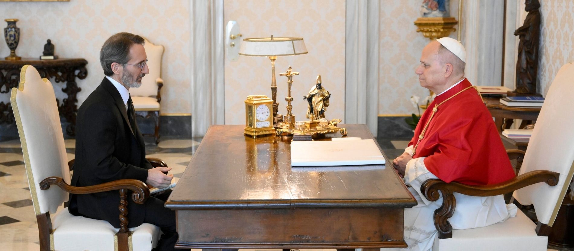 Der neue türkische Botschafter Fahrettin Altun im Gespräch mit Papst Leo XIV. 