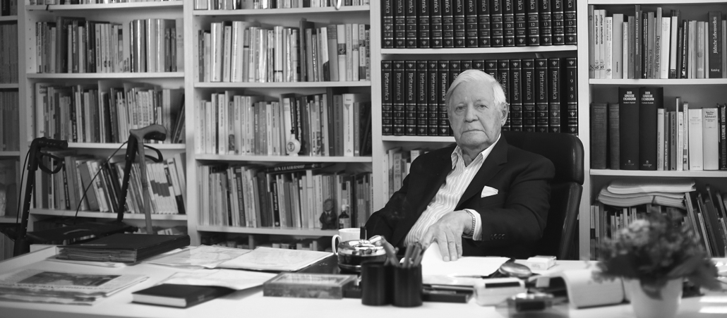 Helmut Schmidt war von 1974 bis 1982 Bundeskanzler der Bundesrepublik Deutschland. Am 10.11.2015 verstarb er im Alter von 96 Jahren.