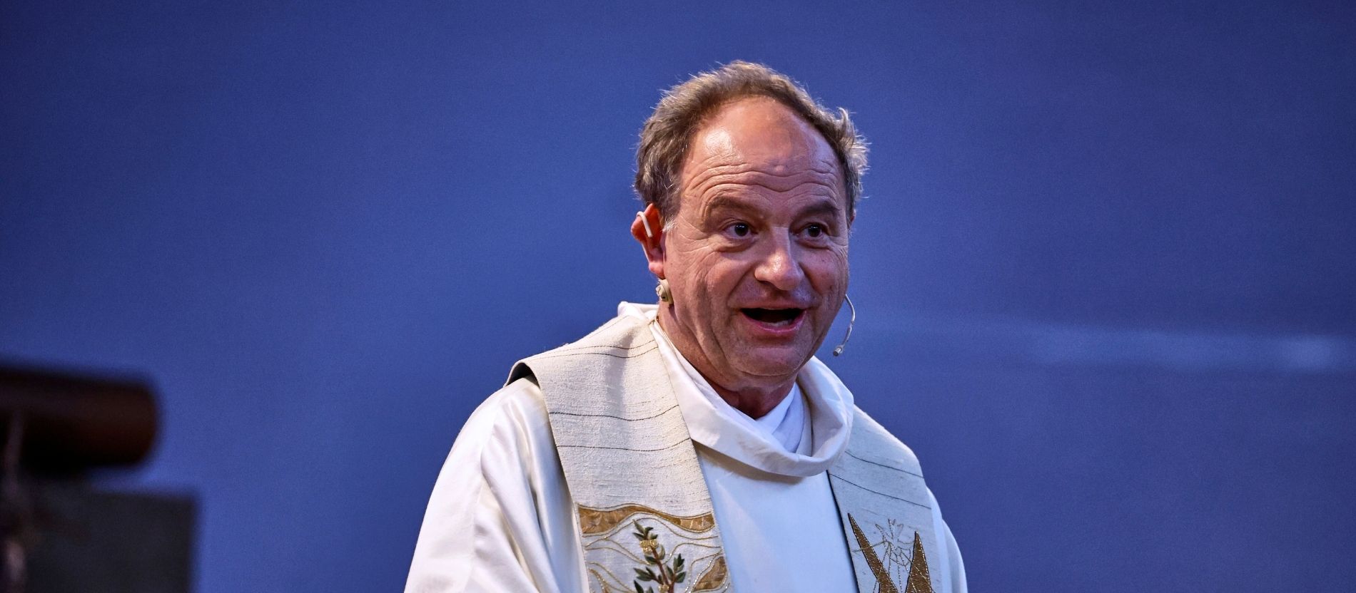 Pfarrer Rainer Maria Schießler spricht in einer Kirche