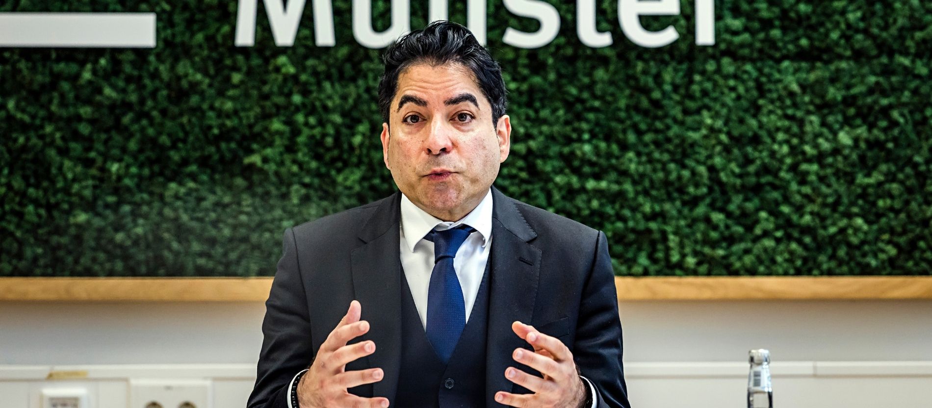 Mouhanad Khorchide spricht bei einer Pressekonferenz