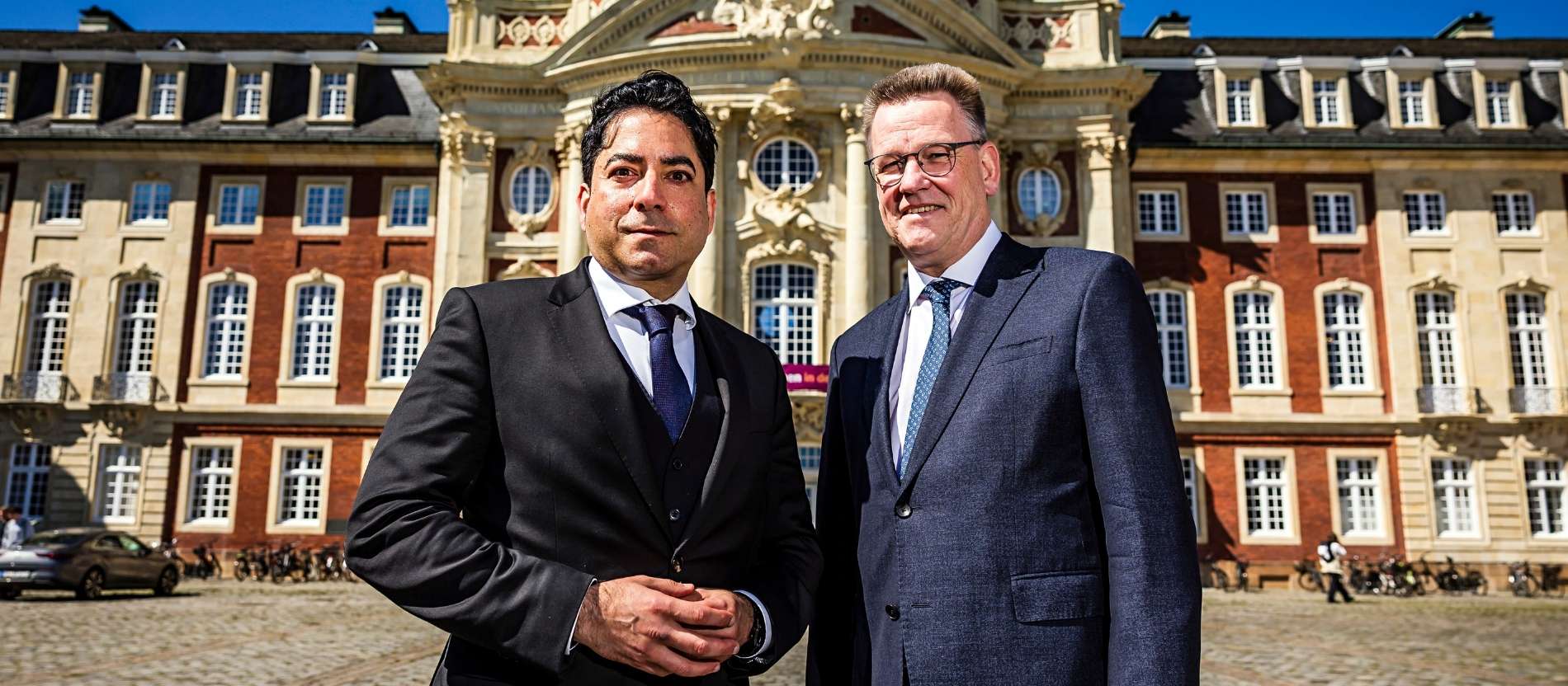Dr. Johannes Wessels (r), Rektor der Universität Münster, und Prof. Dr. Mouhanad Khorchide, Direktor des Zentrums für Islamische Theologie und Gründungsdekan der neuen Fakultät, stehen für Fotos vor dem Schloss zu Münster zusammen.