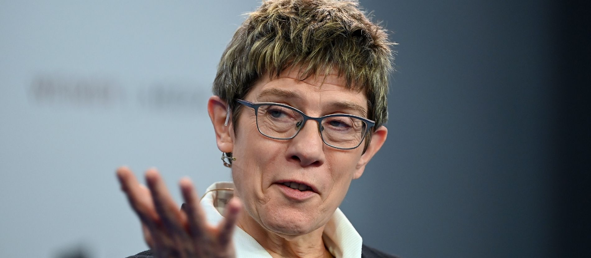 Annegret Kramp-Karrenbauer spricht auf einem Podium
