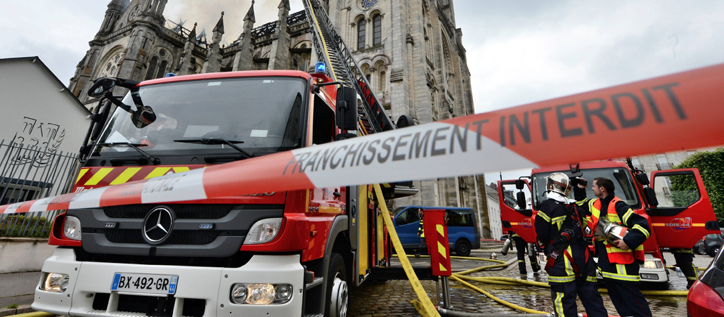 Französische Feuerwehr vor der Basilika von Nantes