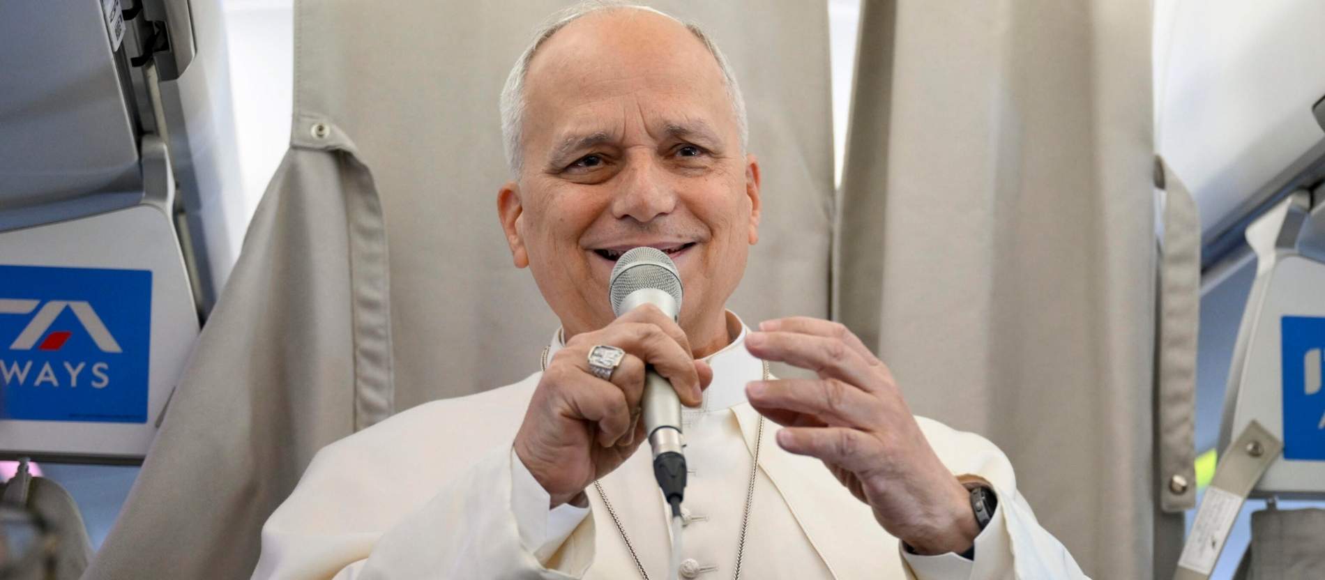 Papst Leo XIV. auf dem Flug zu seiner Spanienreise.
