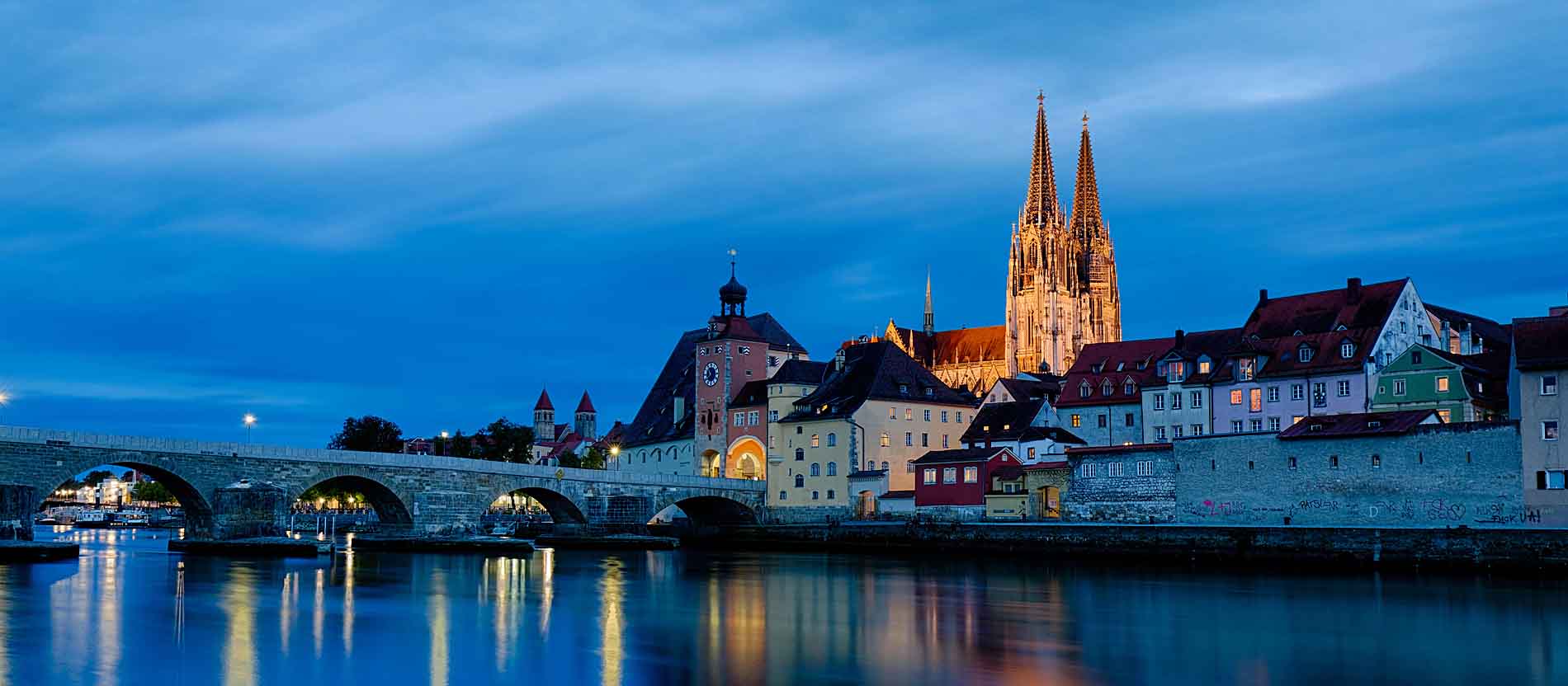 Ins Licht getauchter Glaube: 750 Jahre gotischer Dom in Regensburg