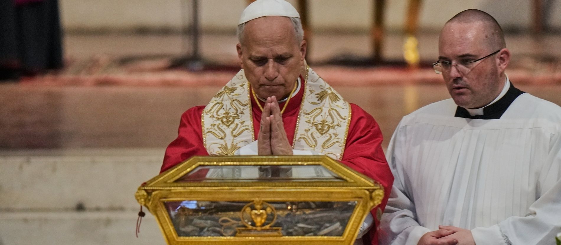 Papst Leo XIV. betet vor Reliquien des heiligen Augustinus