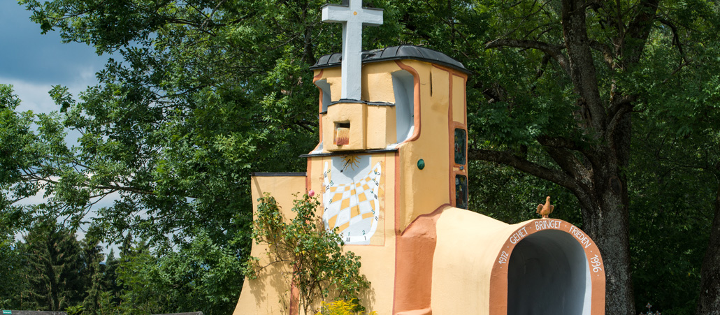 Die Kapelle St. Hermann in Frauenau mit einem VW-Bus als Kirchturm. 