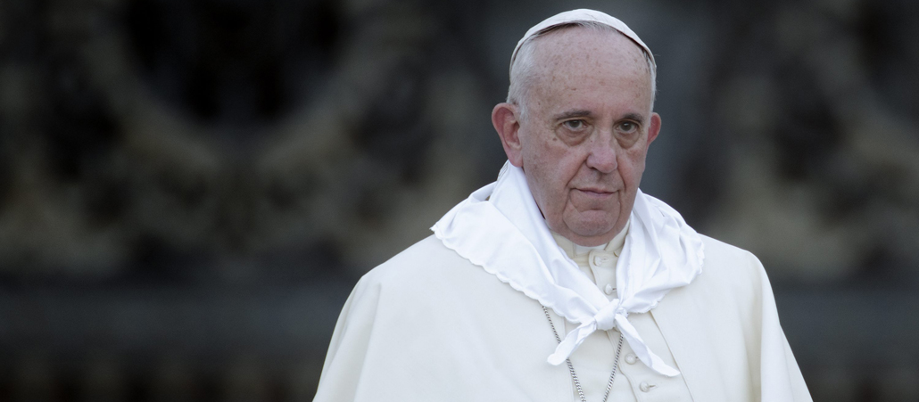 Papst Franziskus blickt nachdenklich.