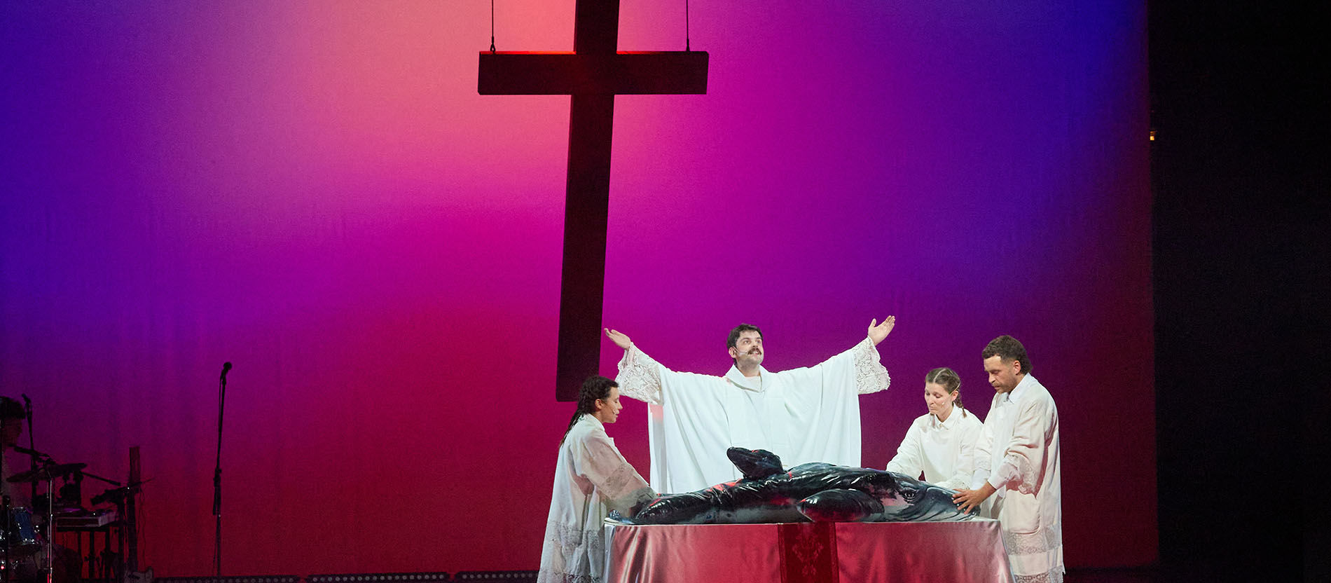 Wal am Kreuz: Satire, Ersatzreligion oder Persiflage des Christentums?