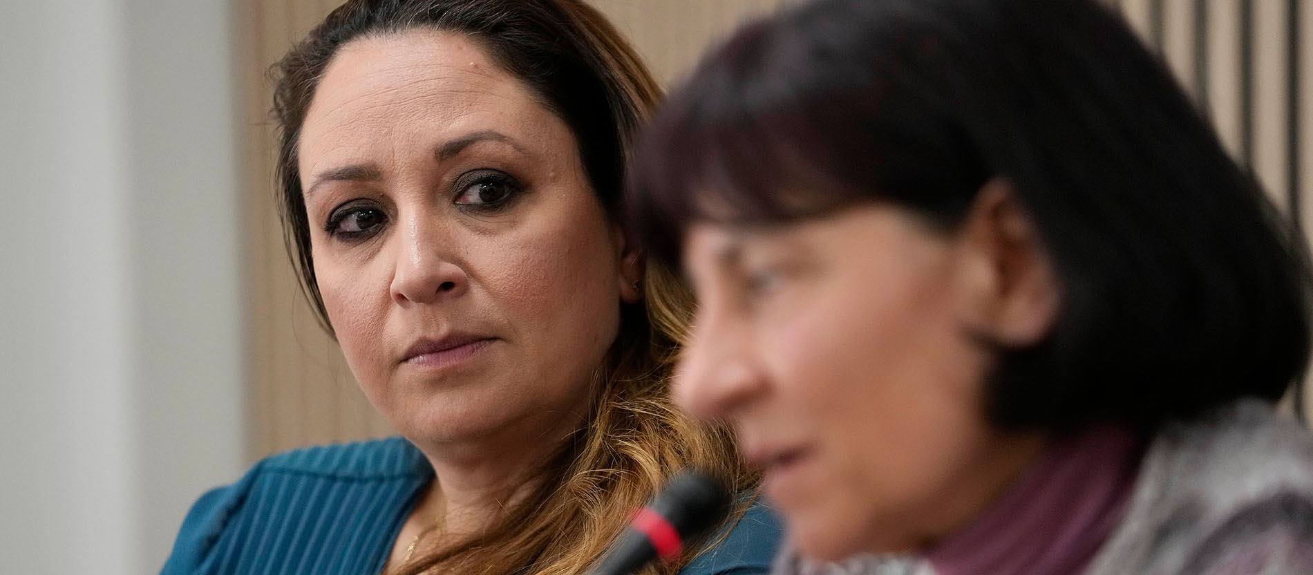 Die Anwältin Laura Sgrò (links) mit der mutmaßlichen Rupnik-Betroffenen Gloria Brancian bei einer Pressekonferenz.