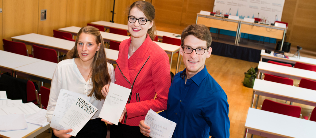 Dei drei Studenten Sarah Delere, Anna Roth und Tobias Roth bei der Präsentation ihrer Studie in Berlin.