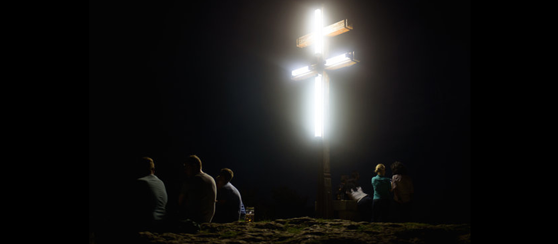 Vom Gipfelkreuz auf dem Staffelberg haben Wanderer bei schönen Wetter eine wunderbare Aussicht auf das Kloster Banz, Vierzehnheiligen und Bad Staffelstein. Seine volle Schönheit entfaltet das Kreuz bei Nacht, wenn es in der Dunkelheit leuchtet.